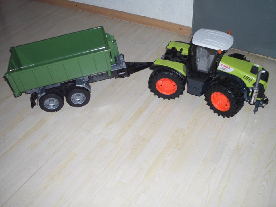 Bruder Traktor Claas Xerion 03015 + Hakenlift Anhänger 02035 in Aindling