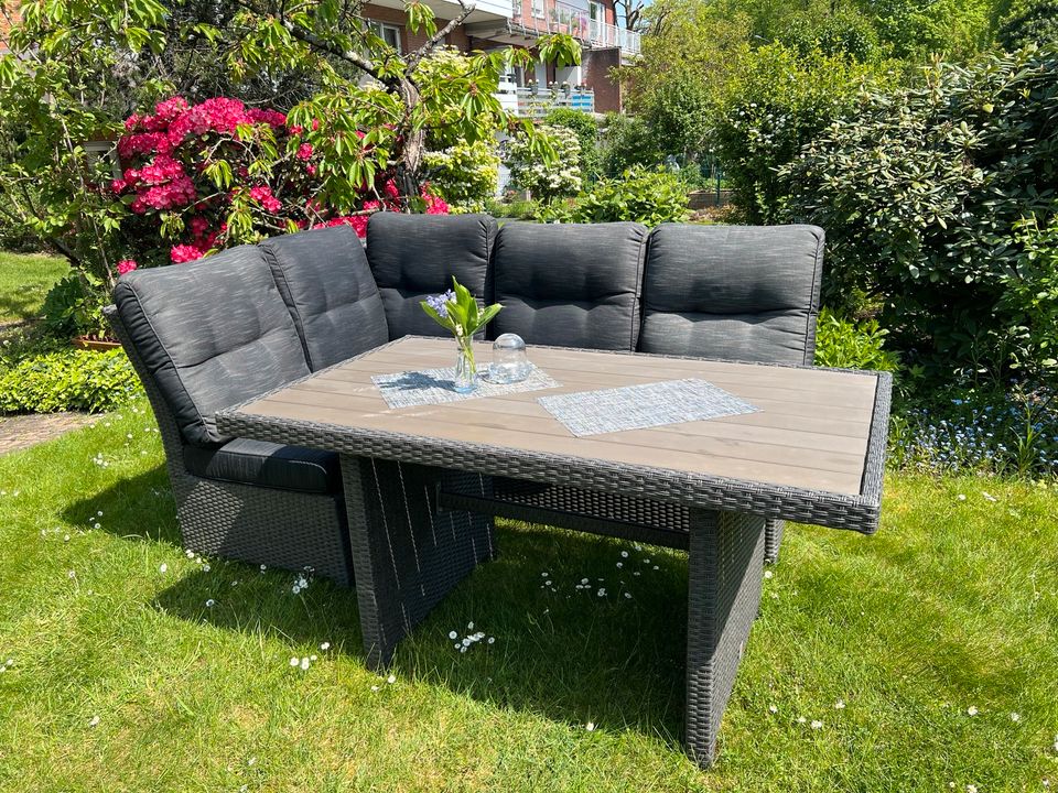 Gemütliche Gartenloungegruppe mit Tisch in Haan