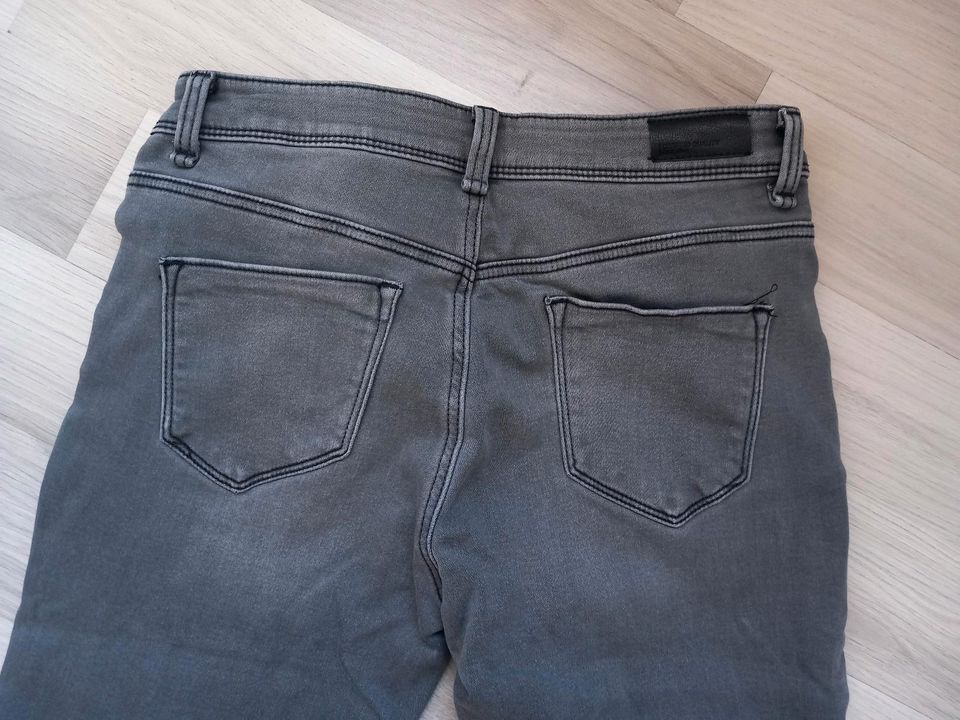 graue Jeans Gr. 176 in Deidesheim