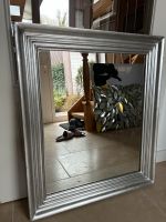 Sehr schöner Spiegel mit Holzrahmen in dekorativer Silberoptik Bergedorf - Kirchwerder Vorschau