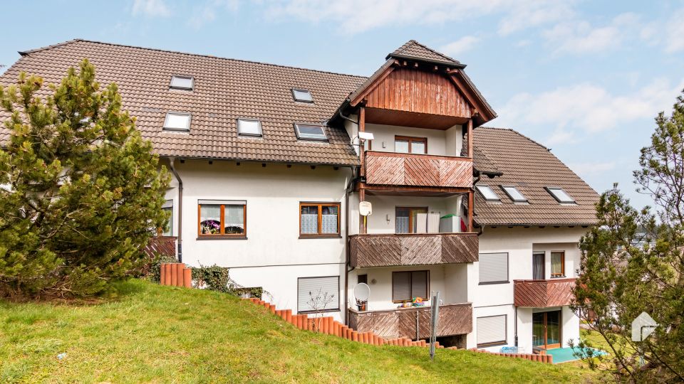 Großzügige 3-Zimmer-Dachgeschosswohnung mit fantastischer Aussicht, Balkon, Aufzug und Stellplatz in Judenbach