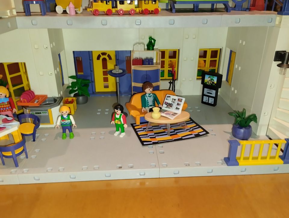 Playmobil Puppenhaus mit Ausstatung und viel Zubehör in Krefeld