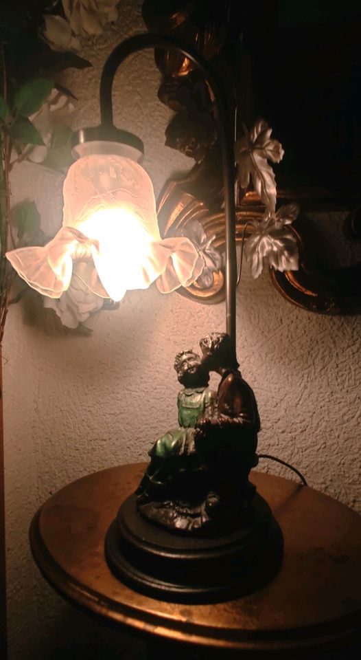 Jugendstil Tischlampe mit Figuren und Blütengläser in Künzelsau