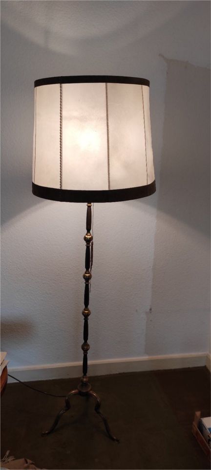 Vintage Lampe / antike Stehlampe in Rödermark