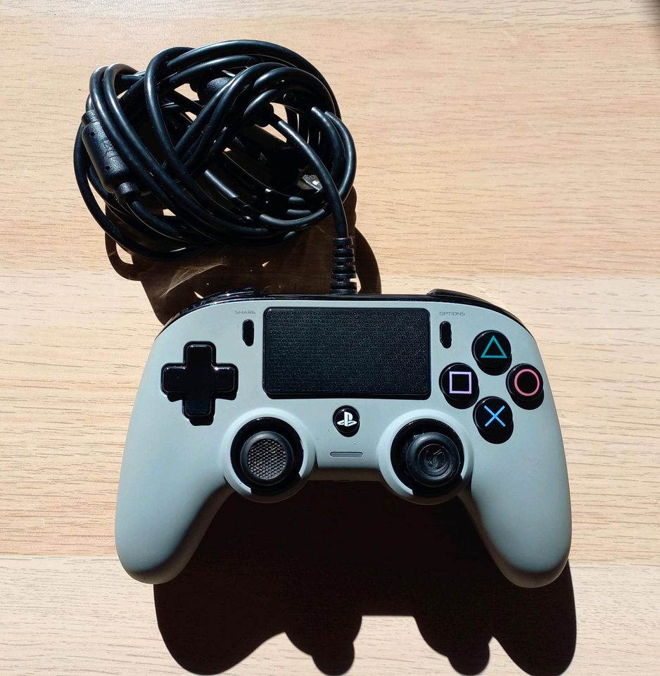 Nacon PS4 Controller wie neu kabelgebunden in grau in Augsburg