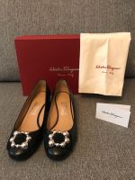 Salvatore Ferragamo Pumps mit Schnalle und Schleife in schwarz Frankfurt am Main - Nordend Vorschau