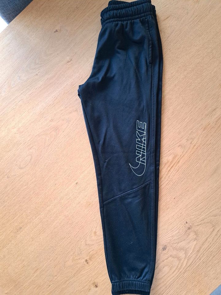 Nike Jogginghose Größe 137-147 cm in Eckersdorf