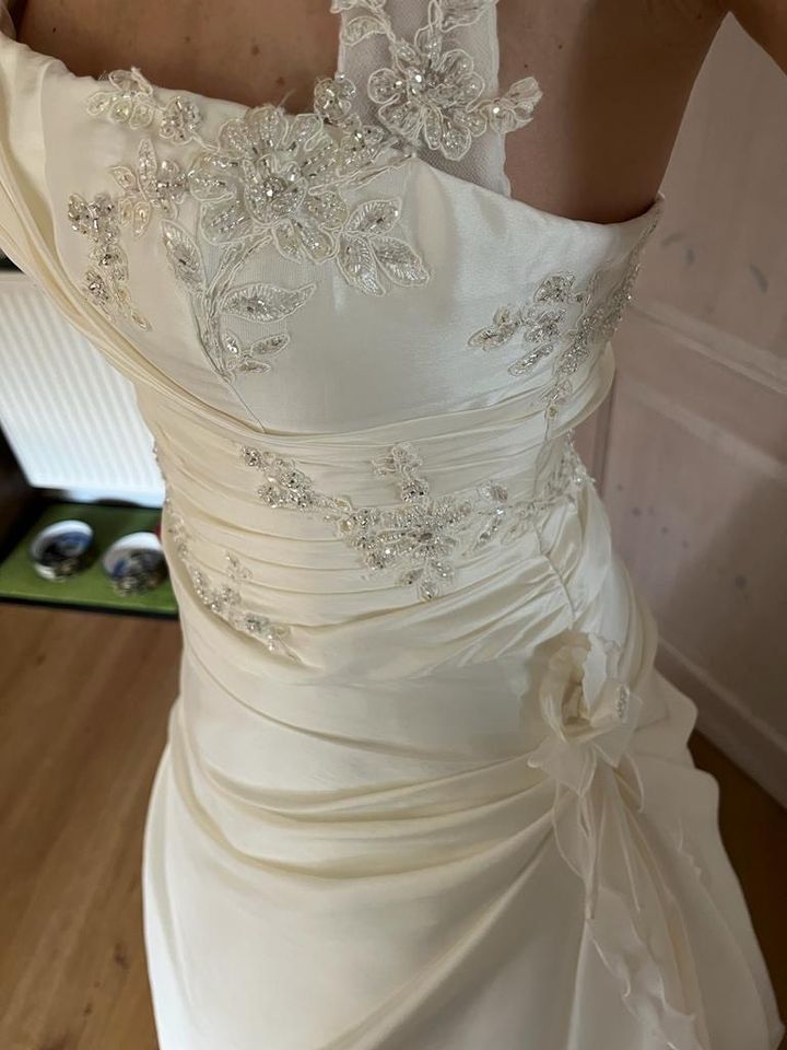 Brautkleid Hochzeitskleid Ivory asymmetrisch Gr. 38, Schleier in Hohenaspe