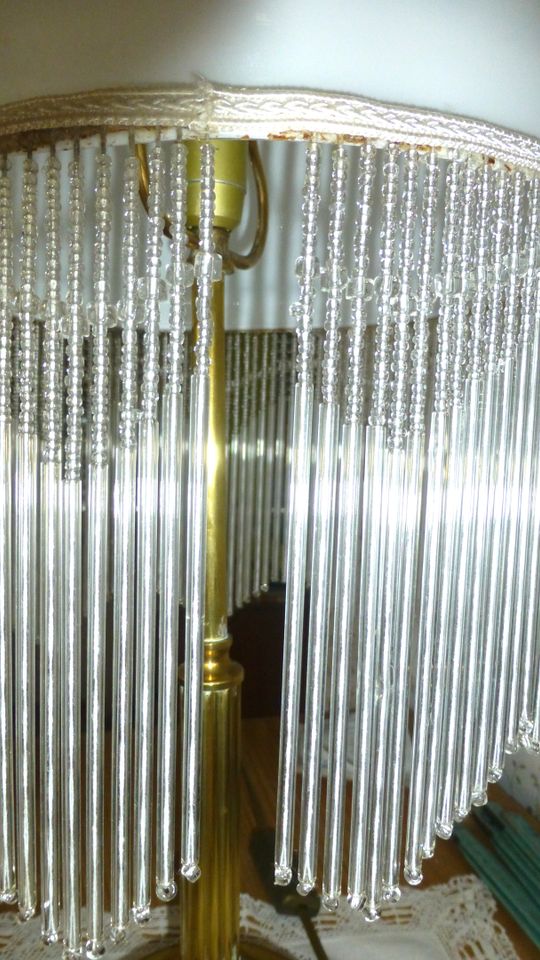 Lampe mit Messingfuß und Perlenvorhang in Meckenheim
