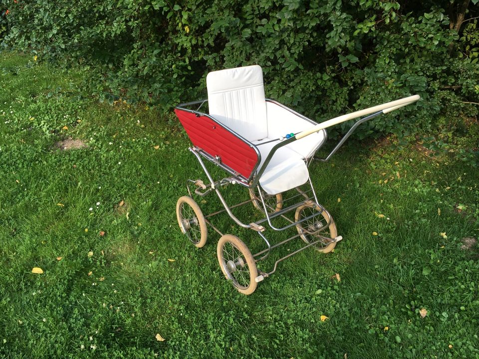 Kinderwagen Sportkinderwagen 70er Jahre rot antik nostalgisch in Hann. Münden