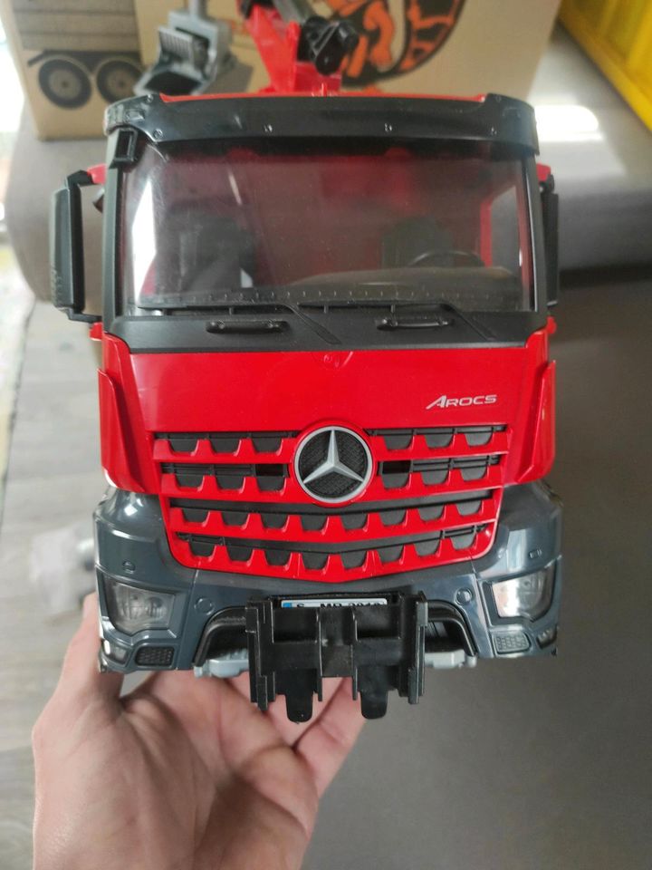 Bruder Lastwagen Mercedes Benz mit Kran in Jengen
