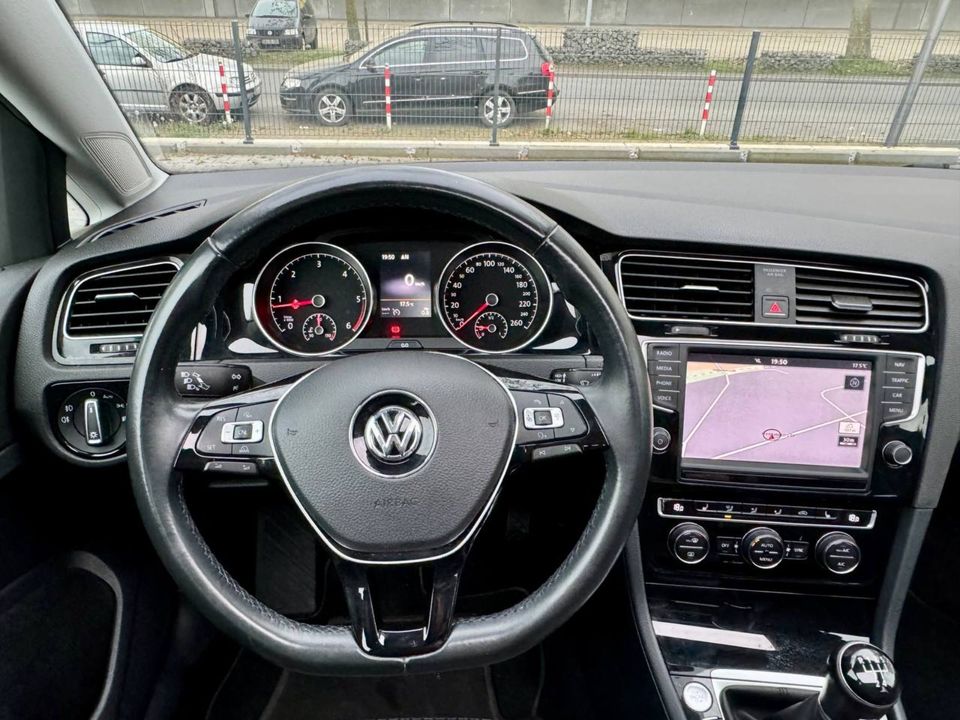 Volkswagen Golf 1.6 TDI. Business Edition. Pano, Kamera, Navi in Bochum