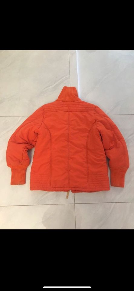 Orangene Winterjacke in Gr. 38/40 in Magstadt