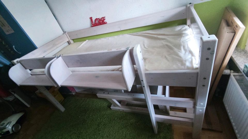 Kinder Bett Holzbett Hochbett mit Rutsche (weiß) in Pforzheim
