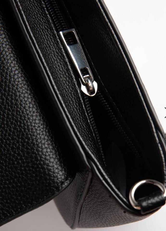 Crossbody-Schultertasche in Lederoptik mit Druckknopflasche in Berlin