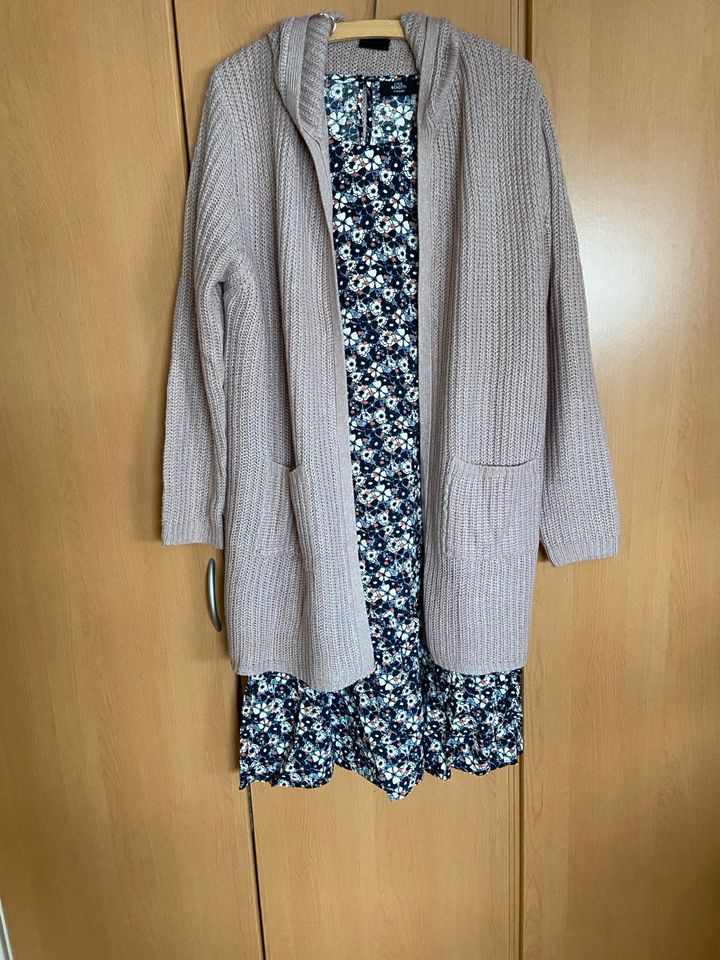 2 Kleider , 1 dazu passende lange Strickjacke Gr.44/46 in Gronau (Westfalen)