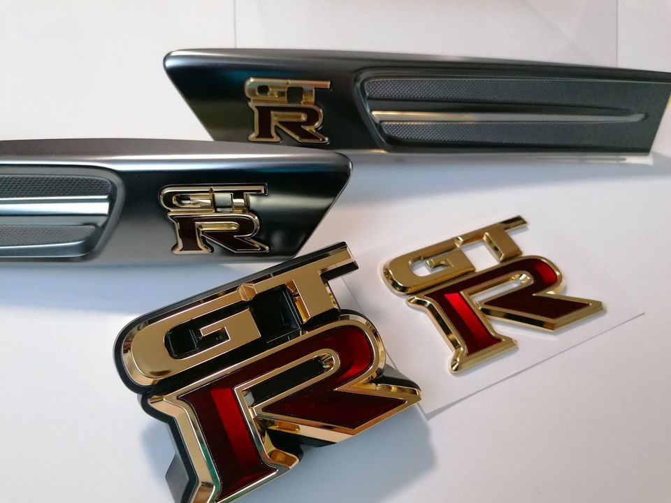 Nissan R35 GT-R Embleme *Echt Gold* in Augsburg