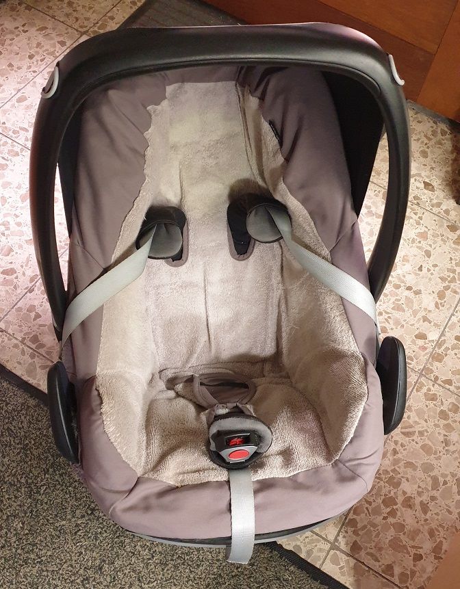 Maxi Cosi Pebble Plus mit Isofix base Halterung und Sommerbezug in Karlsbad