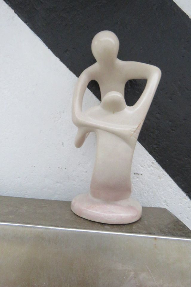 Mutter + Kind Skulptur Figur Kunstwerk Liebe abstrakt Kunst Stein in Leverkusen