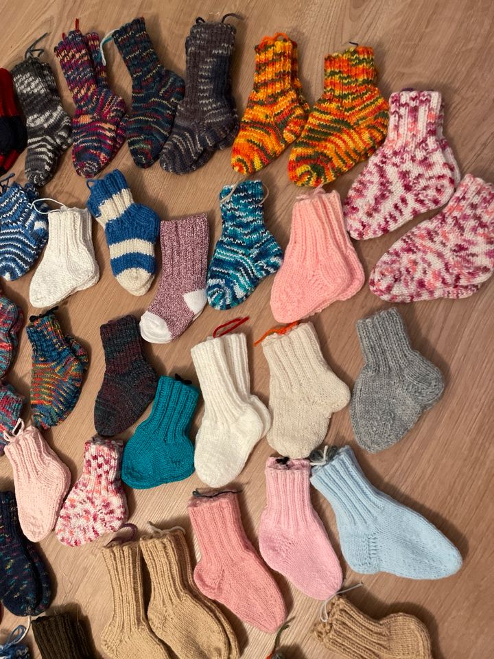 Selbst gestrickte Baby Wollsocken in Saarbrücken