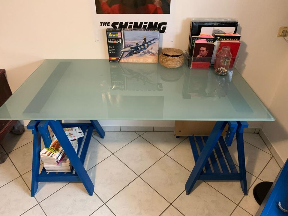 Tisch oder Schreibtisch mit Glasplatte von Ikea in Selters