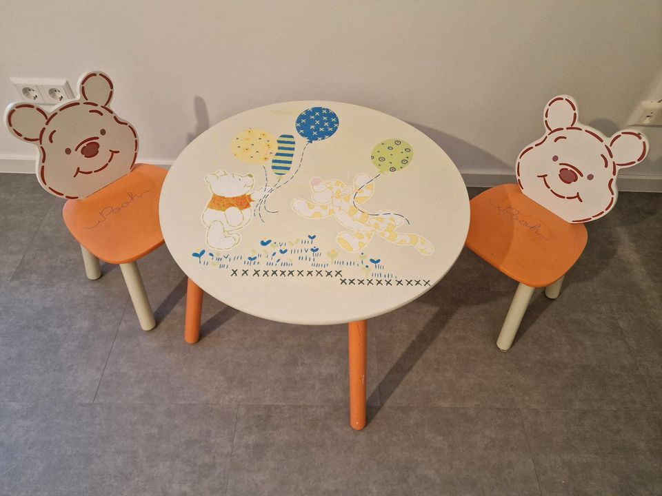 Kinderspieltisch mit 2 Stühlen Winnie Pooh in Geithain