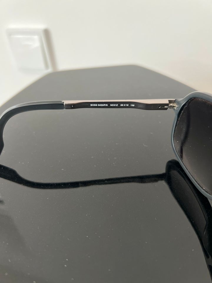 Hugo Boss Sonnenbrille grau polarisiert in Kiel