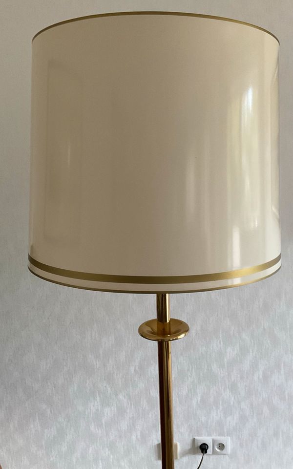 Vintage Messing Stehlampe 169 cm, heller Schirm mit Goldborte in Ehringshausen