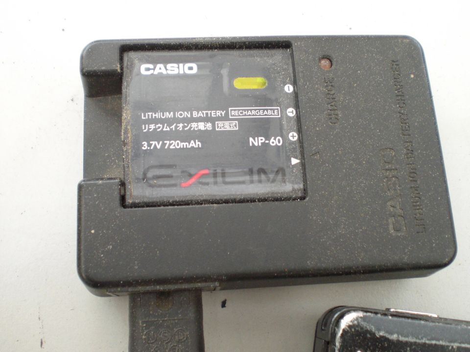 CASIO EXILIM Akku und Ladegerät in Berlin