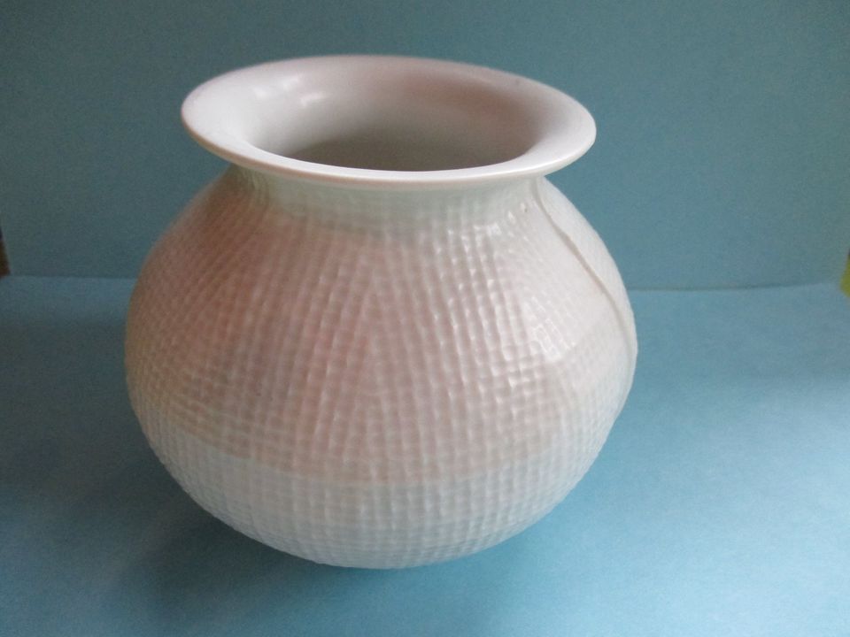 kleine kugelige FRIESLAND-Vase weißes Porzellan 10 cm in Fröndenberg (Ruhr)