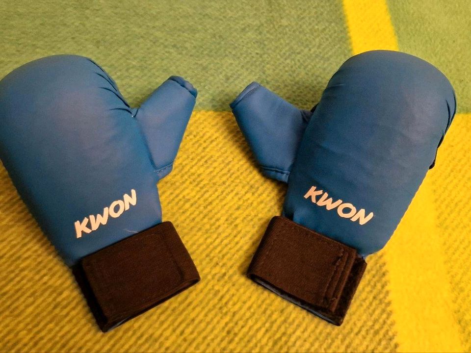 KWON BOX Sport Karate Handschuhe Größe M mit Daumenschlaufe in Hamburg