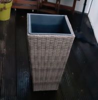 Pflanzvase Polyrattan, top Zustand Friedrichshain-Kreuzberg - Friedrichshain Vorschau