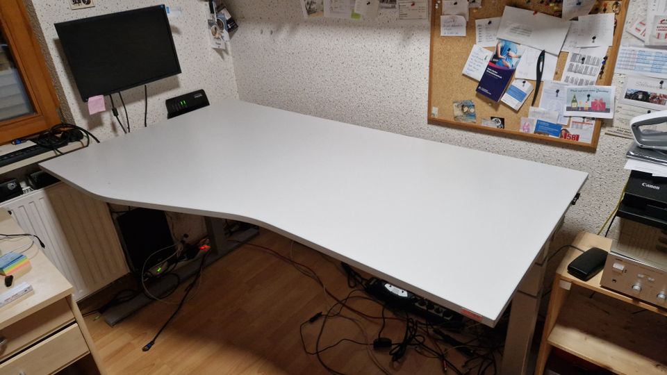 Höhenverstellbarer Schreibtisch von Reiss 180x100x80 in Waldbrunn