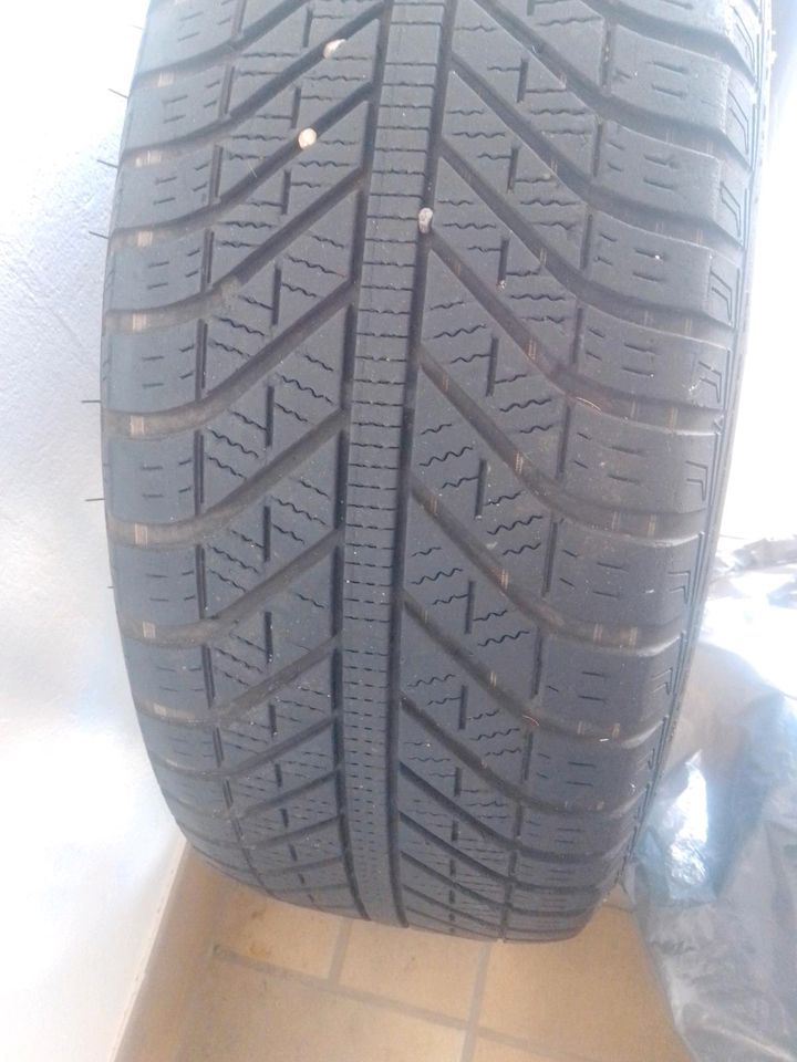 1 Goodyear Reifen 215 / 60 R 16 Allwetter in Losheim am See