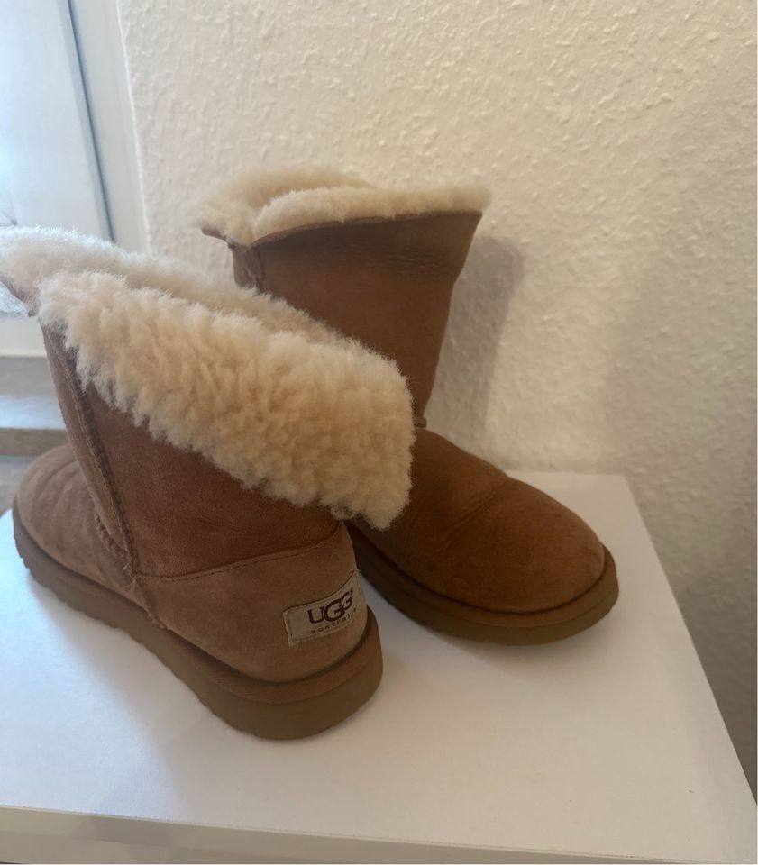 UGG „Bailey Button II „ Mädchen Boots 34 TOP in Hildesheim