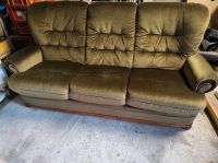 Sofa Couch Vintage Retro grün Dreisitzer Khaki Holz Samt Bayern - Freising Vorschau