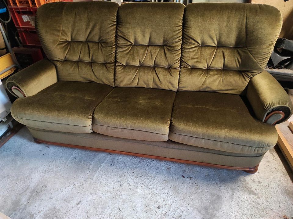 Sofa Couch Vintage Retro grün Dreisitzer Khaki Holz Samt in Freising