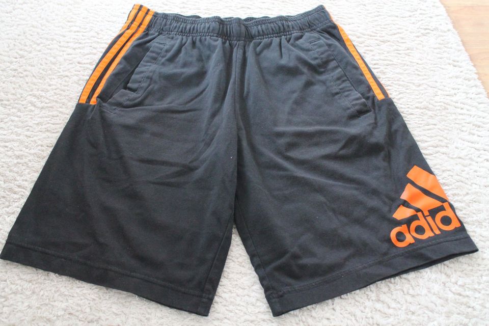 Adidas kurze Hose Gr. 164 in Überherrn