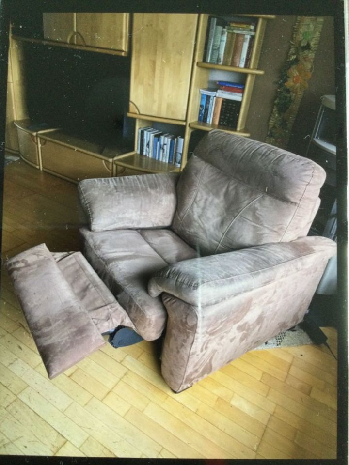 Zwei schöne Sessel (mit und ohne Relaxfunktion) in Leun