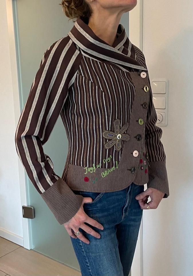 Blazer mit bunten Stickereien und Knöpfen, Größe 34 NEU! in Hünstetten