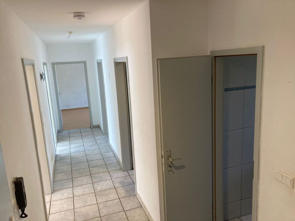 Gut geschnittene 4-Zimmer-Wohnung mit Balkon in Hofheim/Wallau [HMR-O11E05] in Hofheim am Taunus