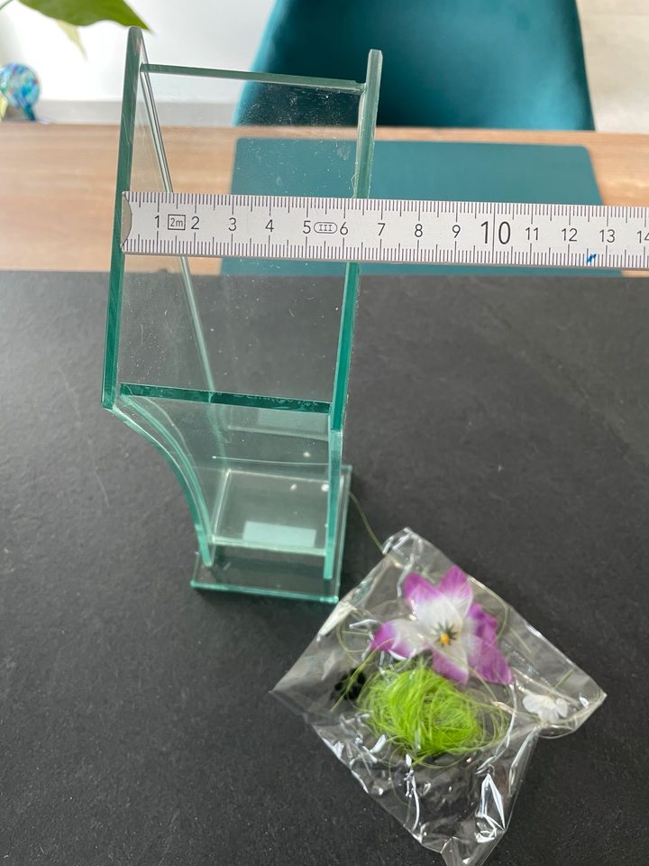 Vase interessante Form mit Kunstblume in Überherrn