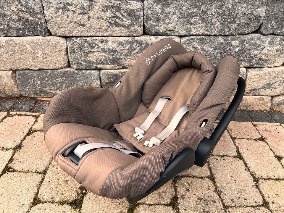 Maxi Cosi Babyschale Universal 0-13kg, mit Fleecefußsack in Ohrdruf