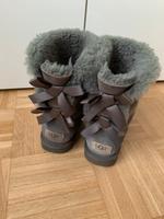 Ugg bailey bow 2 grau Düsseldorf - Benrath Vorschau