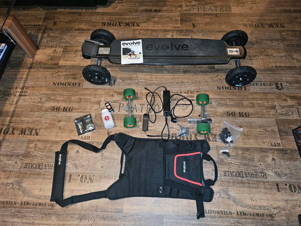 Evolve Carbon E-Skateboard mit Zubehör in Fulda