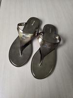 Lloyd offene Sandalen Stoff Gold Größe 41 flacher Absatz Neu Hessen - Schwalbach a. Taunus Vorschau