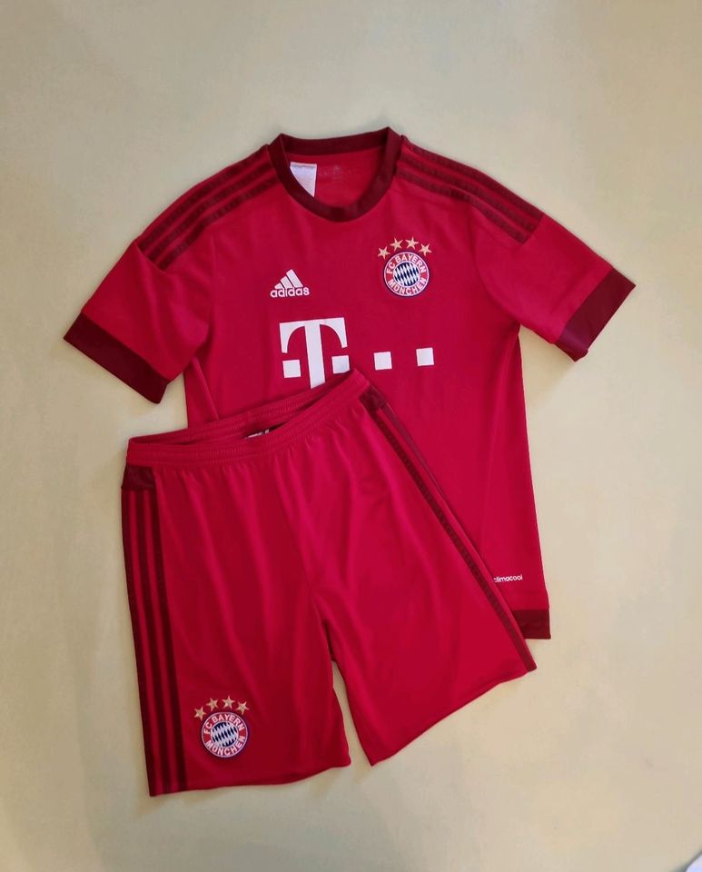 FC Bayern Shirt Trikot mit Hose Nr.11 Gr. 176 in Berglern