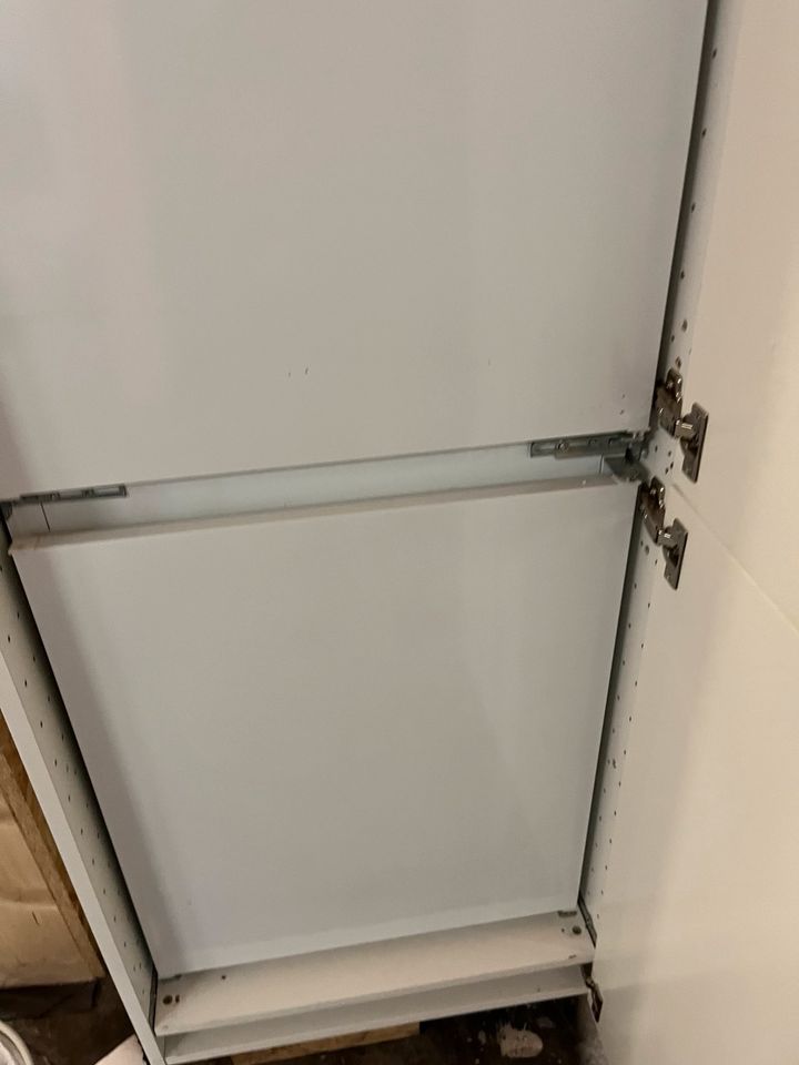 IKEA Kühlschrank mit Korpus und Türe Einbaukühlschrank 220cm Höhe in Ispringen