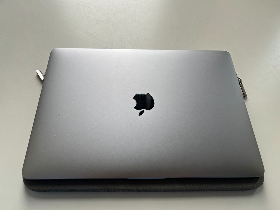 Macbook Pro 13“ 2017 Touchbar 256GB | Rechnung & OVP in Osnabrück