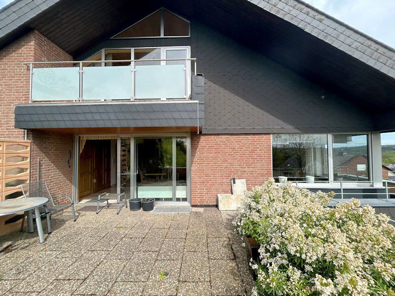 Viel Platz und Möglichkeiten: Großzügiges Zweifamilienhaus mit Doppelgarage und tollem Blick in die Natur in Warstein-Sichtigvor! in Warstein